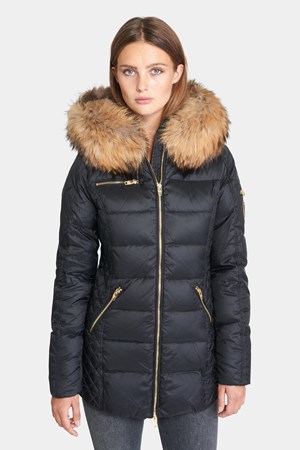 ​ROCKANDBLUE Dunjakke Style: Eve Black / Natural Raccoon. Need-To-Have: 2.999,- Spar: 30%  Pre-Winther-Sale: 2.399,-