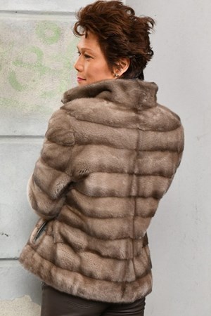 ​Levinsky Fur. Style: Agnes. Saga Mink / Kopenhagen Fur. Silverblue. Female. Str. M/L. SPAR: 10.000,- SALE: 12.000,-