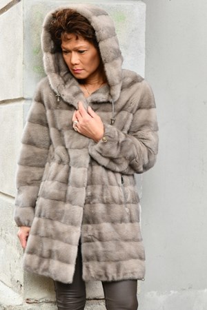 Levinsky Fur. Style: Rossario Hood. Saga Mink / Kopenhagen Fur. Natural Silverblue. Luxury Fur: 29.995,- SALE: 20.000,-