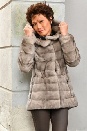 ​Levinsky Fur. Style: Trinity 73 / Zipper. Saga Mink / Kopenhagen Fur. Natur Silverblue. Luxury Fur: 25.995,- SALE: 17.000,-