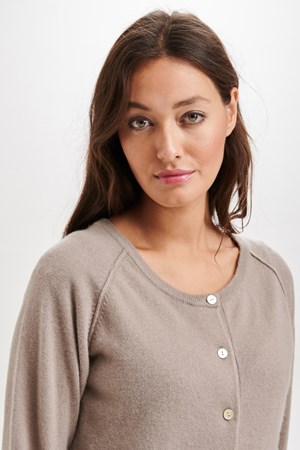 ​Butterfly Cashmere Cardigan. Style: 50.067. Stone. Must Have: 899,- (Spar: 20% V.I.P. Rabat)
