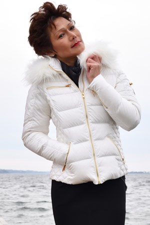 ROCKANDBLUE Dunjakke. Style: Rita Lustrous Nylon. White / White Faux Fur. Limited Edition: 2.299,-  Spar: 30% - Pre-Winther-Sale: 1.800,-