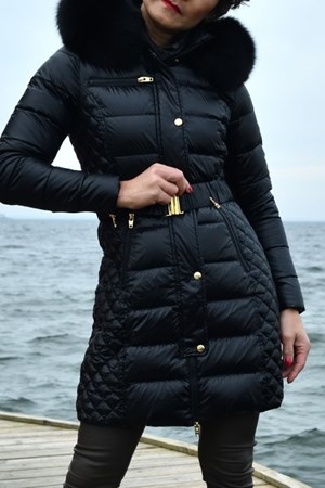 ​​ROCKANDBLUE Dunjakke. Style: Beam Belt. Black / Rex /Bluefox. Limited Edition: 3.799,- Spar: 20% V.I.P. Rabat