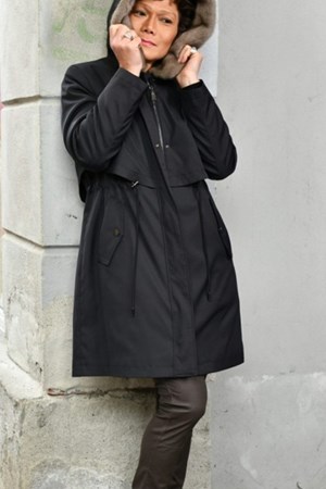 Levinsky Fur. Model: Dania 90. Parkar Coat / Kopenhagen Fur. Black / Silverblue. Detachable Fur.  Str. M/L. Spar: 2.895,-. Pre-Winther-Sale: 7.000,-