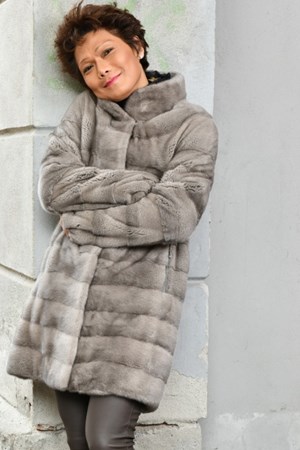 Levinsky Fur. Style: Rossario 85 cm. Saga Mink / Kopenhagen Fur. Natural Silverblue. Spar: 10.000,-. Pre-Winther-Sale: 17.995,-