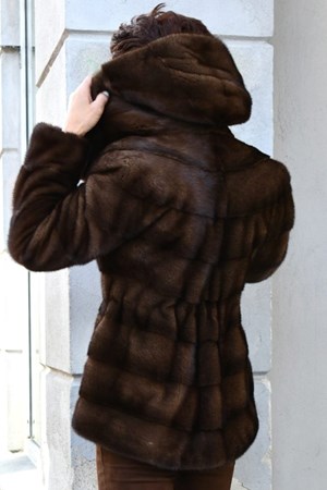 ​​Levinsky Fur. Style: Trinity 73 / Zipper. Saga Mnik / Kopenhagen Fur. Colour: Sc. Brown. Spar: 8.000,-. Pre-Winther-Sale: 16.995,-