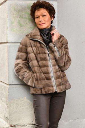 ​Levinsky Fur. Style: Agnes. Saga Mink / Kopenhagen Fur. Silverblue. Female. Spar: 7.000,- Pre-Winther-Sale: 14.995,-
