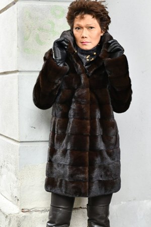 ​Levinsky Fur. Style: Petrovsky 85 cm. Saga Mink / Kopenhagen Fur. Colour: Mahogany.  Spar: 5.000,-. Pre-Winther-Sale: 17.995,-