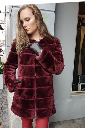 Levinsky Fur. Model: Vala. Doubleface / Rulam Fur-Inside-Out. Spar: 40%. Pre-Winther-Sale: 2.500,-